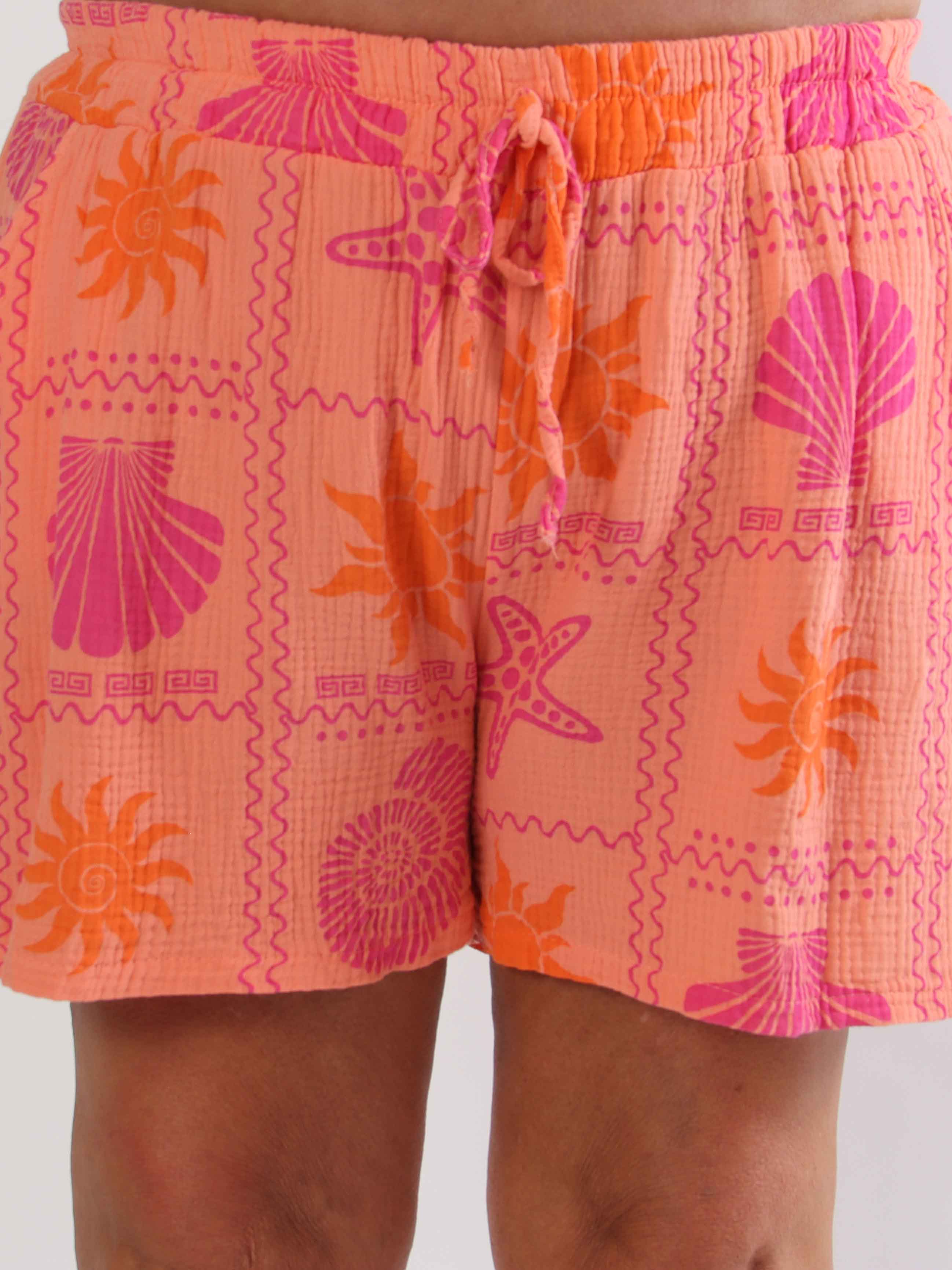 Stevie Summer - Plus size shorts i bomulds musselin-stof med sommermotiver
